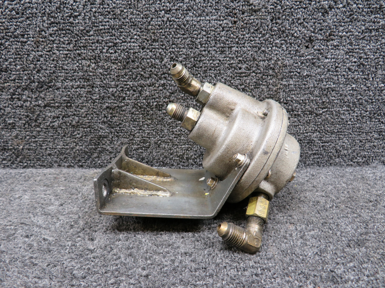 po0833ページ 636202 Fuel Pressure Regulator and Mount has Chipped Housing