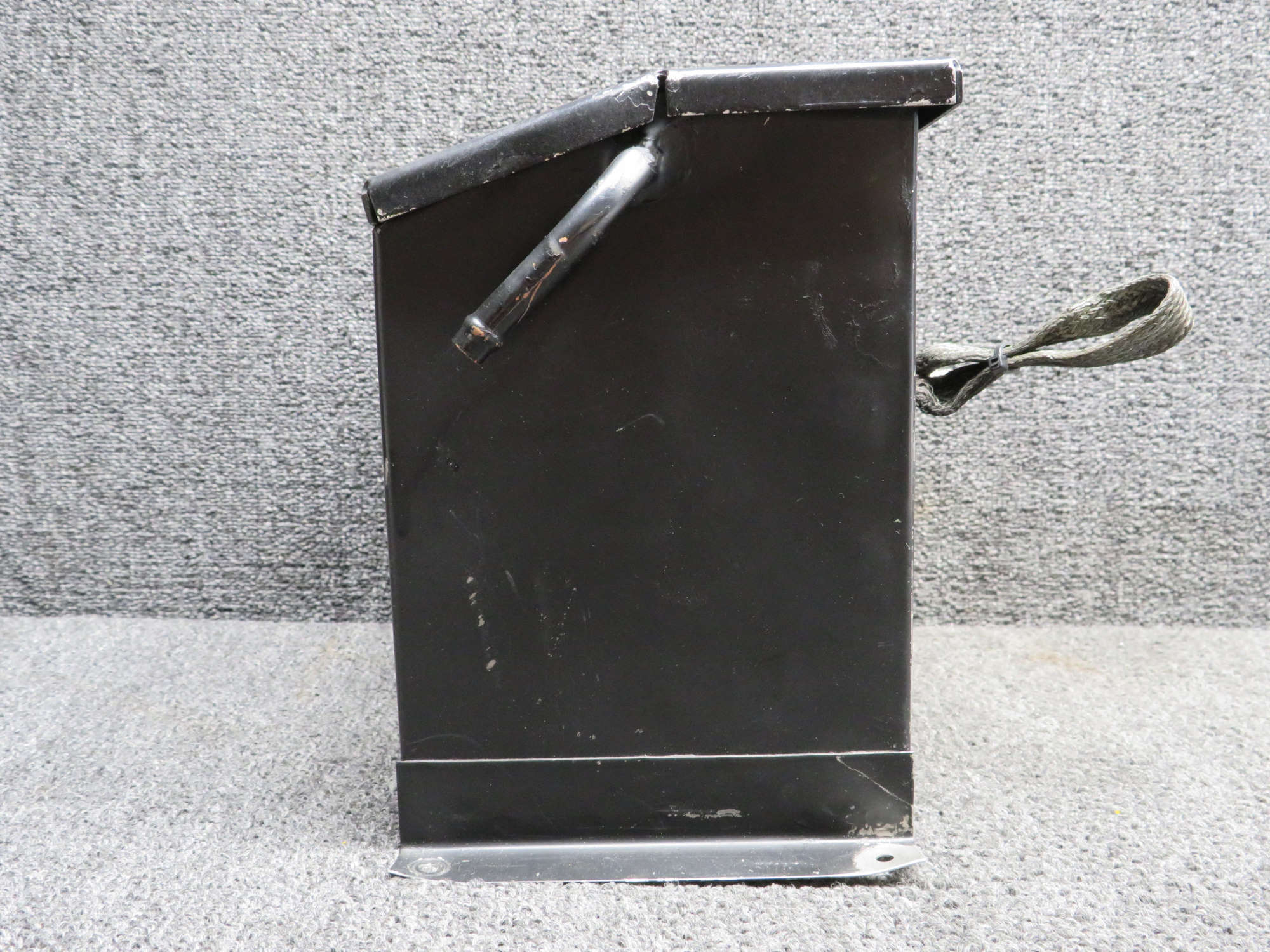 21524-000, 17566-002 Piper PA24-250 Battery Box Assembly with Lid