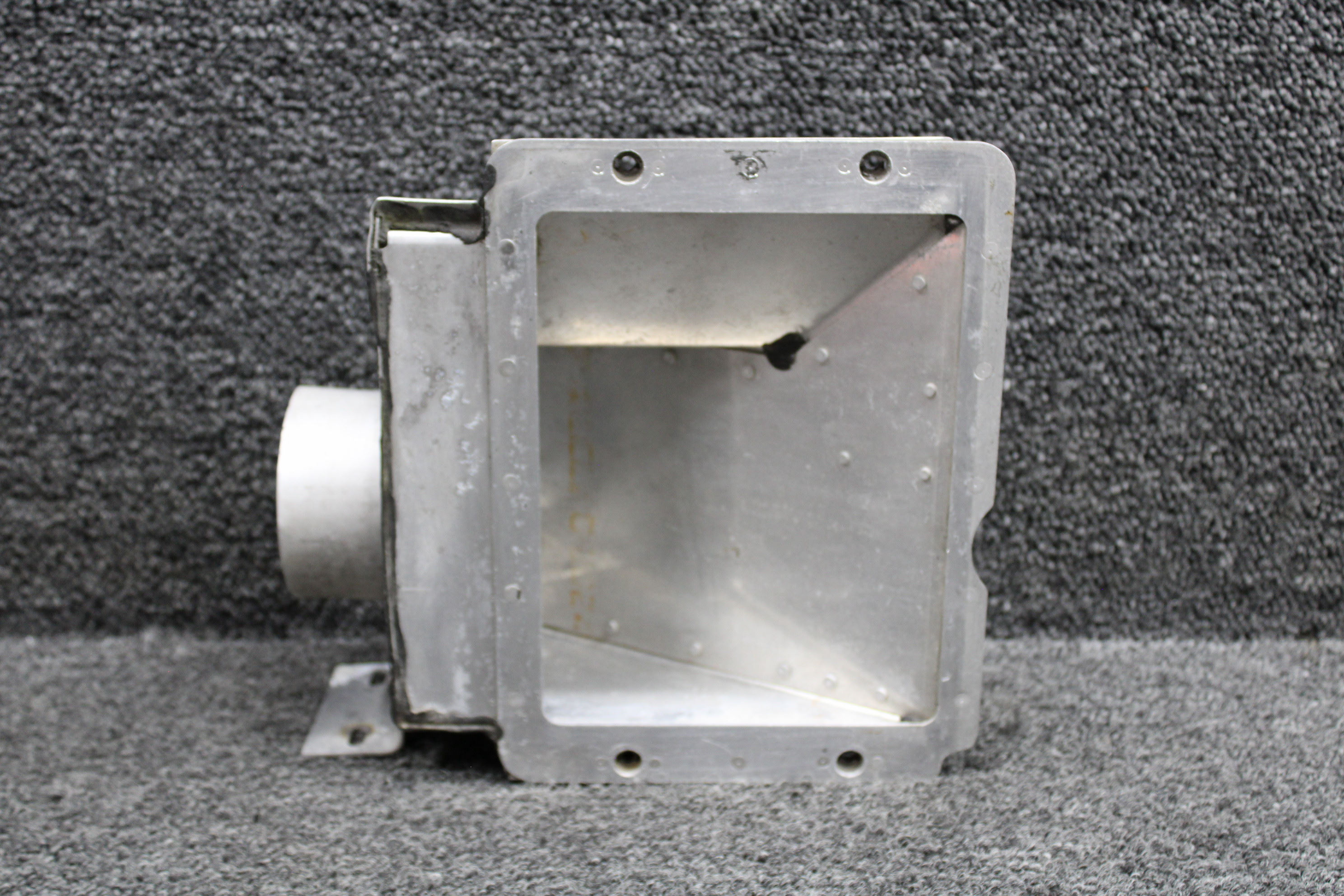 B/Bページ 2250035-1 Cessna TR182 Induction Airbox Unit