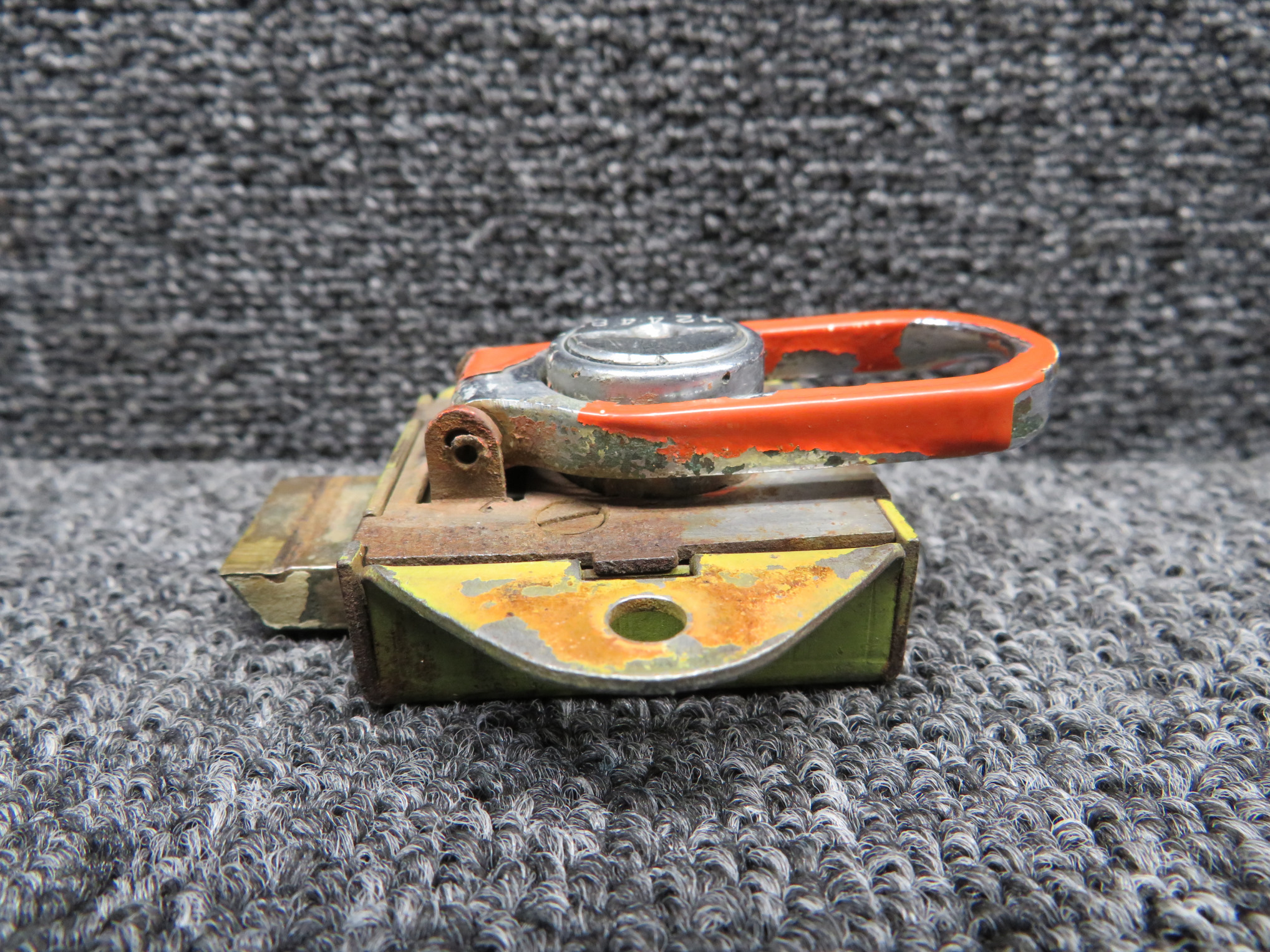 バッジ13 1211128-3, 521-42C Cessna 210 Baggage Door Pull Ring Flush Lock