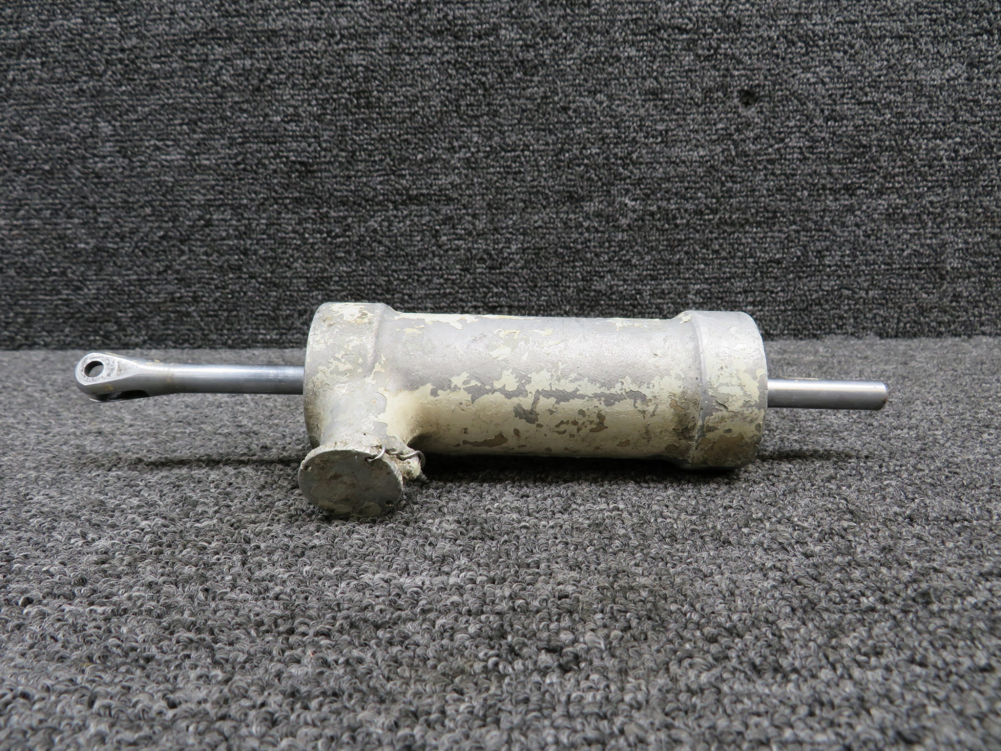 しむ　0628 0842400-8 Cessna 182A Shimmy Dampener (Core) For Sale