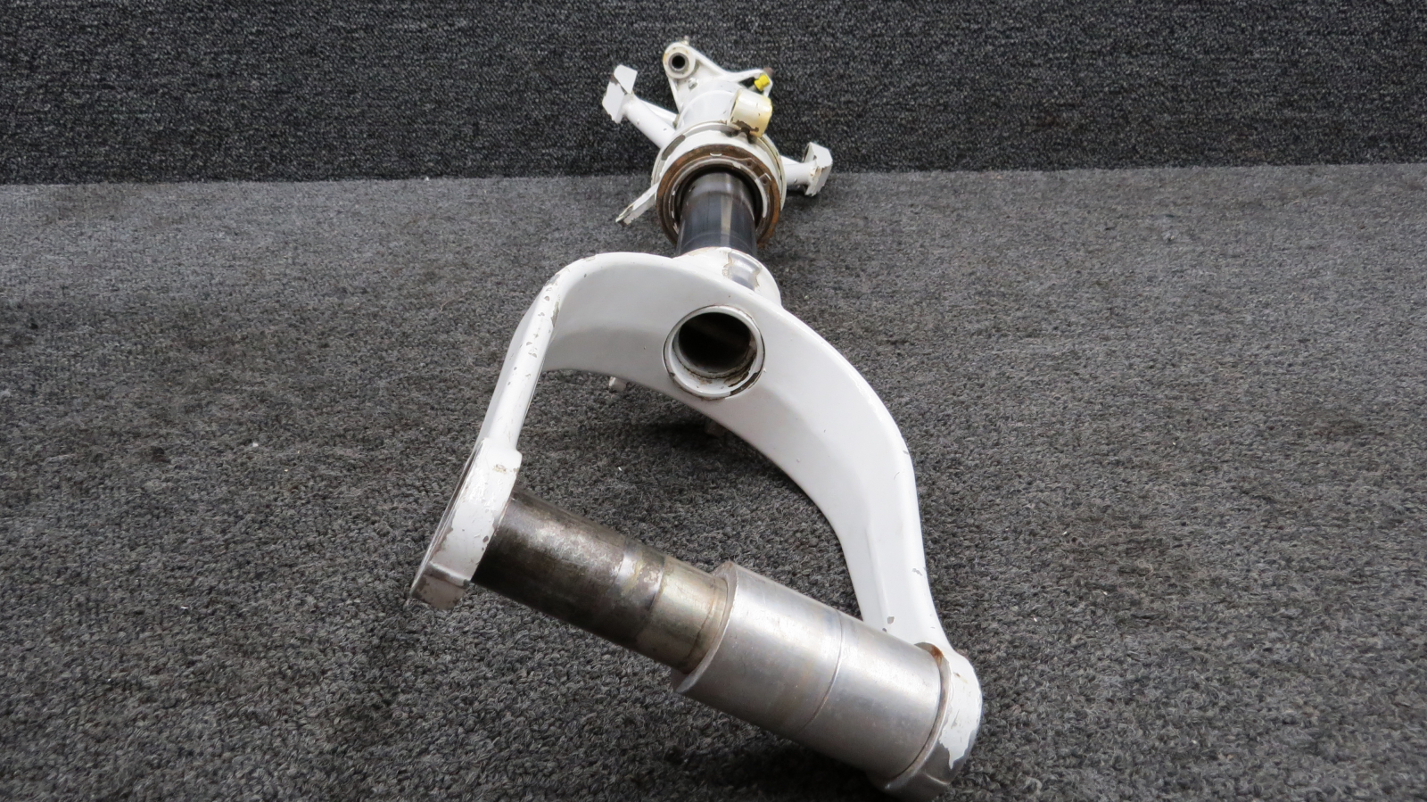 2043000-200 (Use: 2043000-202) Cessna 177RG Nose Gear Shock
