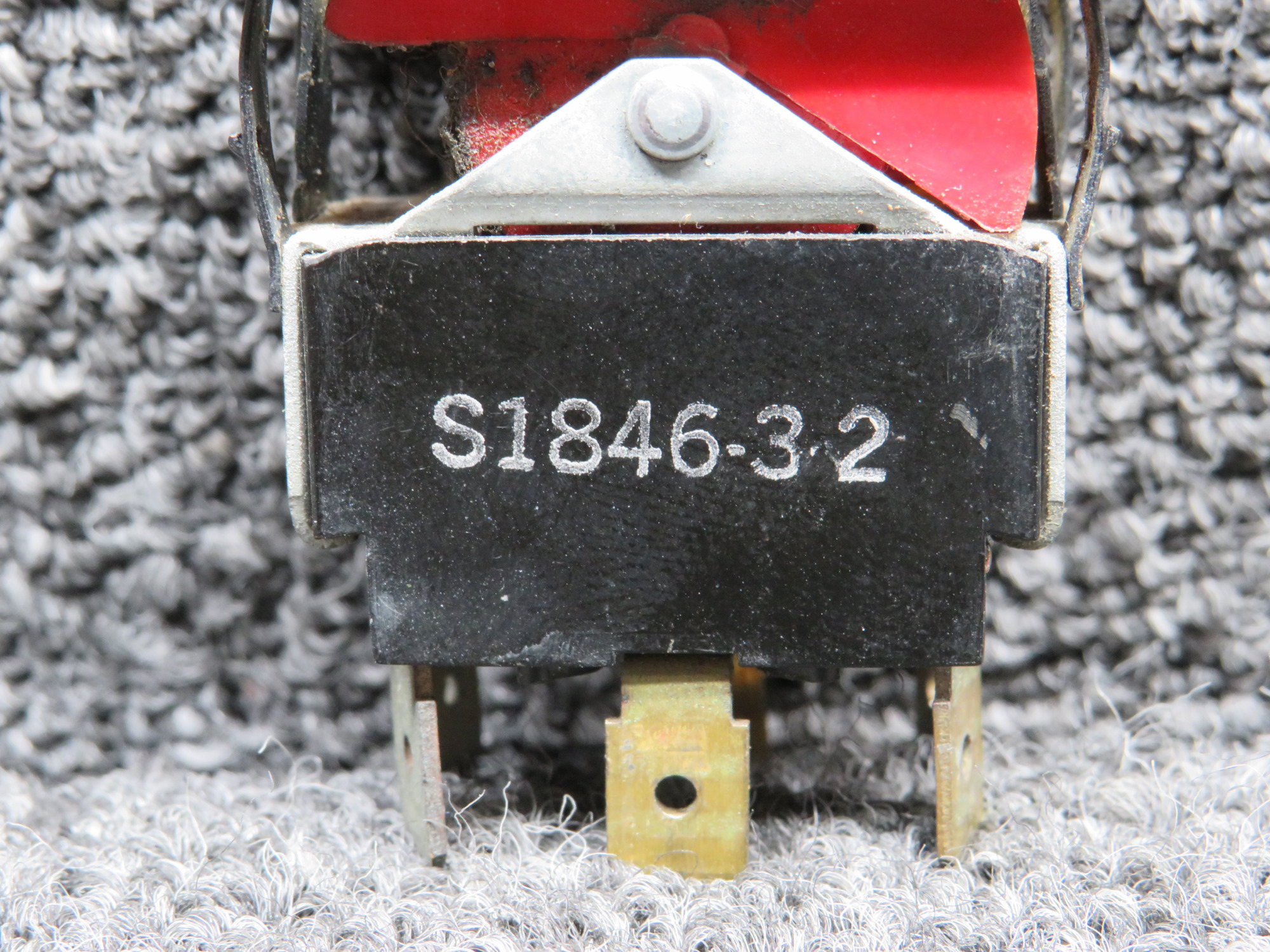 S1846-3-2 Cessna T207 Fuel Pump Switch (Voltage: 28)