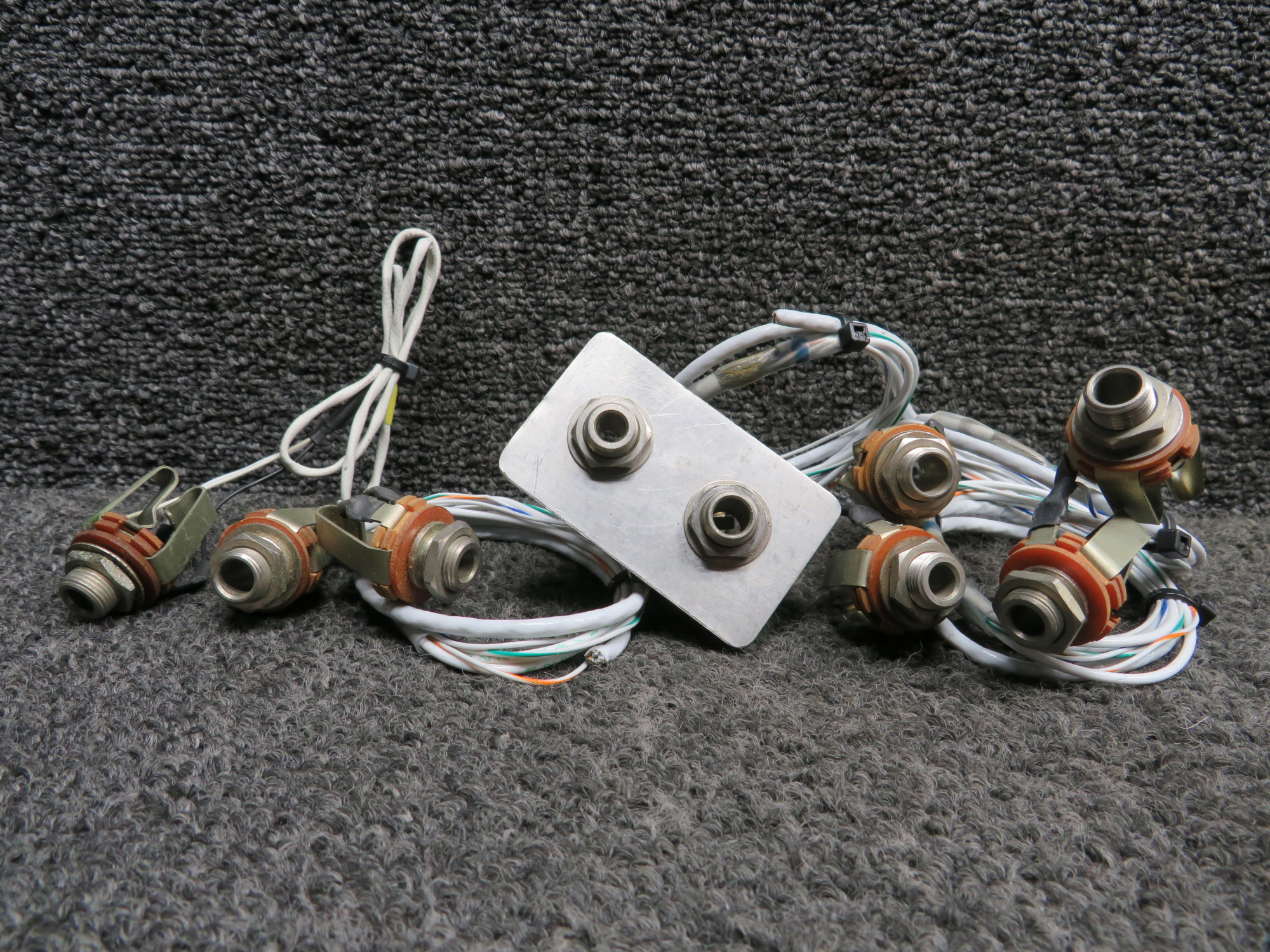エアグルーブページ Piper PA23-250 Set of 9 Audio Jacks