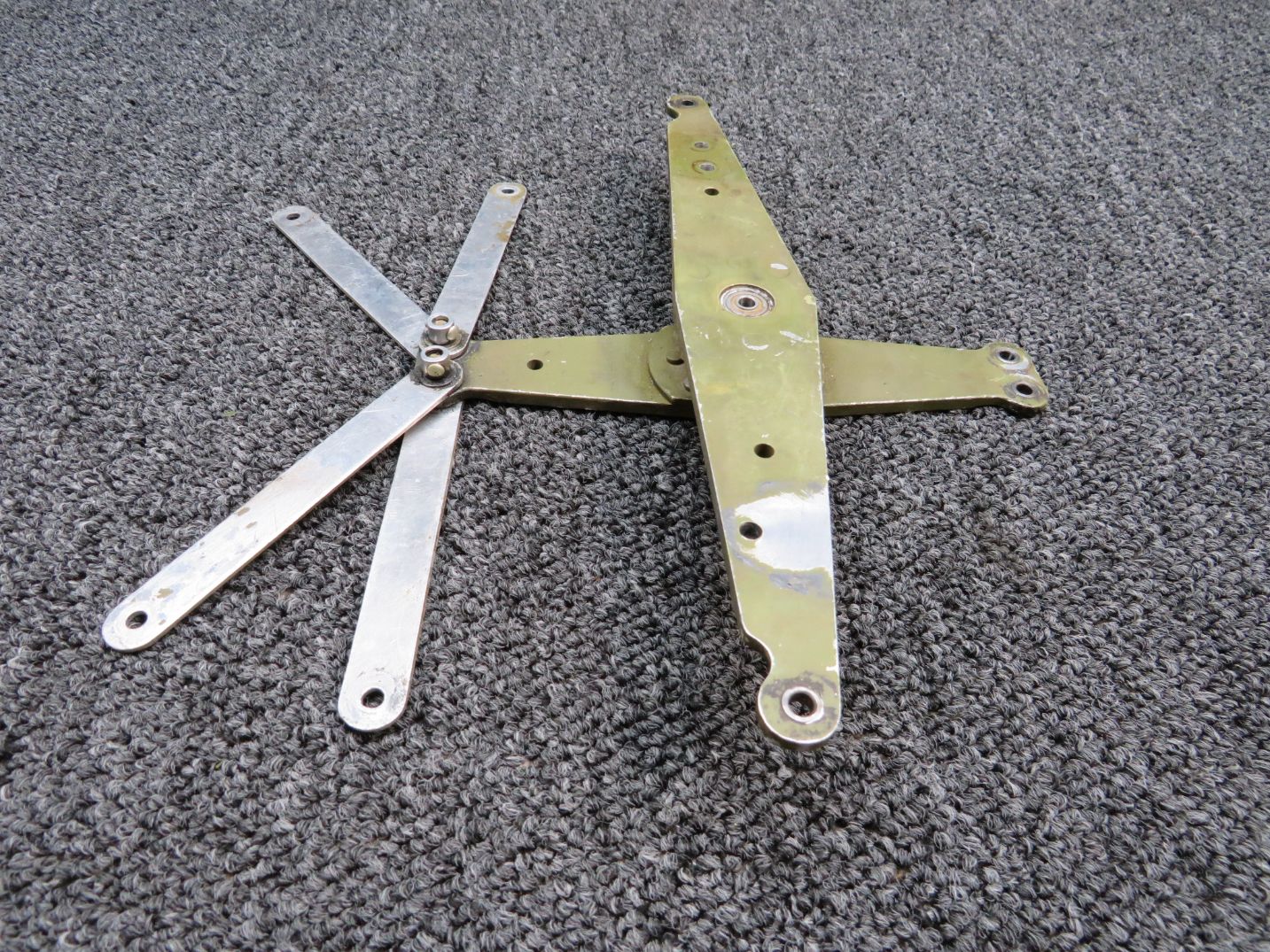 アナコン 5015018-10 Cessna 402C Aileron Bellcrank Assembly (WS: 180.70)