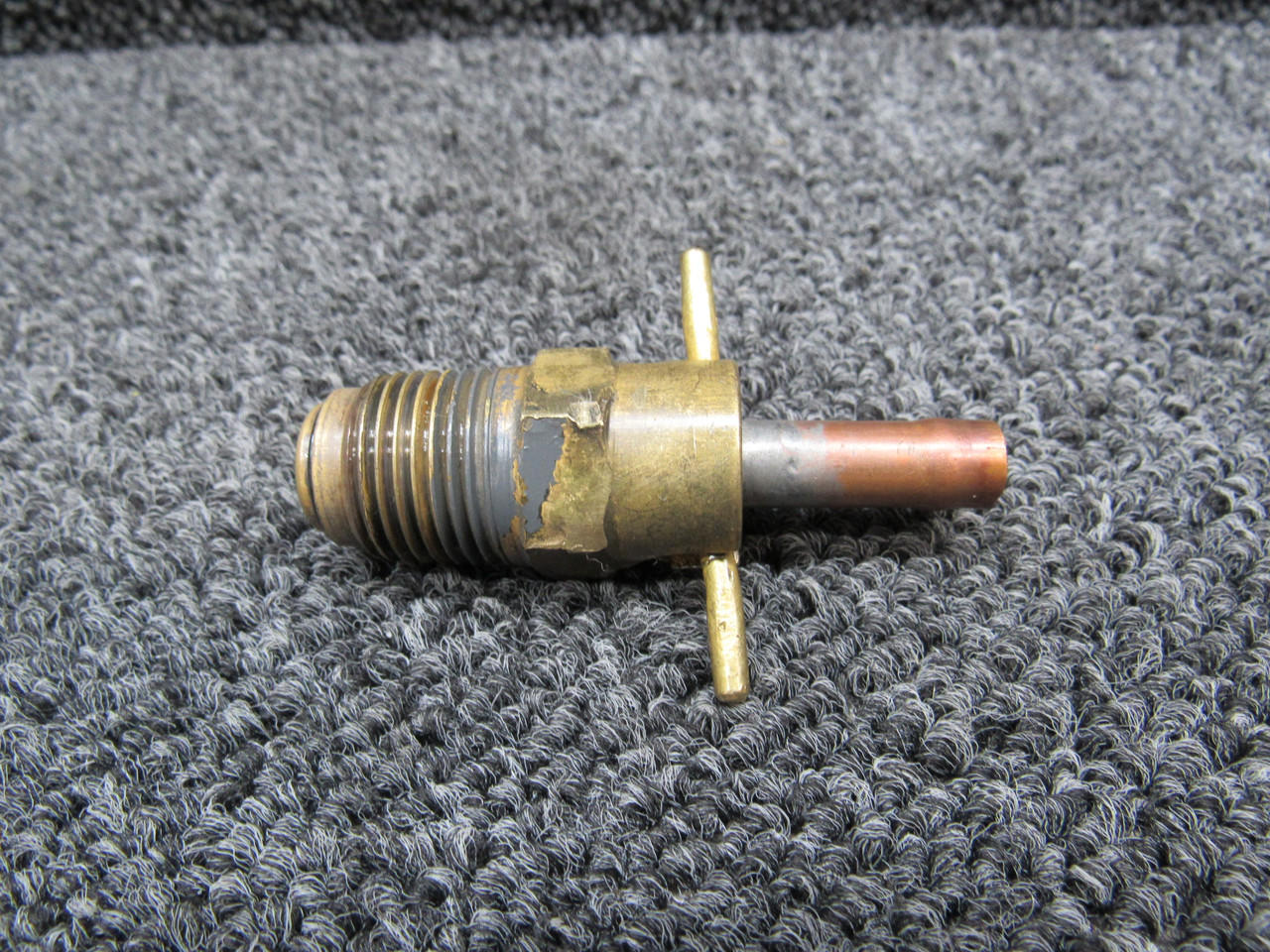 61879002 (USE 492018) O360A4A Oil Drain Valve Assembly