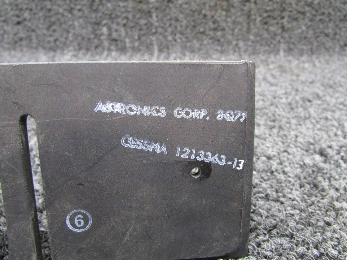 パンフ 1213363-13 Cessna 182 Astronics Lower Panel Right Hand