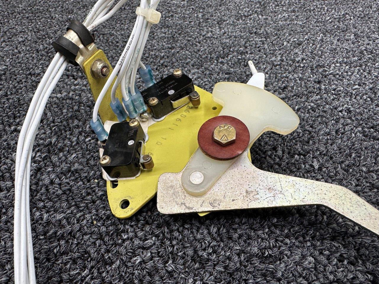 1260611-10, 1512280-44 Cessna 182S Flap Control Arm and Lever with