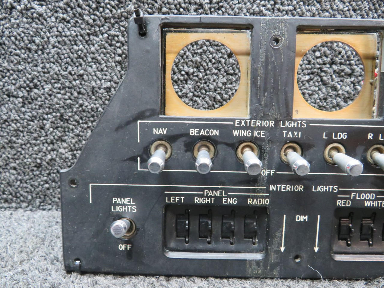 FLIGHT INSTRUMENT PANEL(中古品) 96-324030-61, 96-324175-17 Beechcraft E-55 Instrument Panel