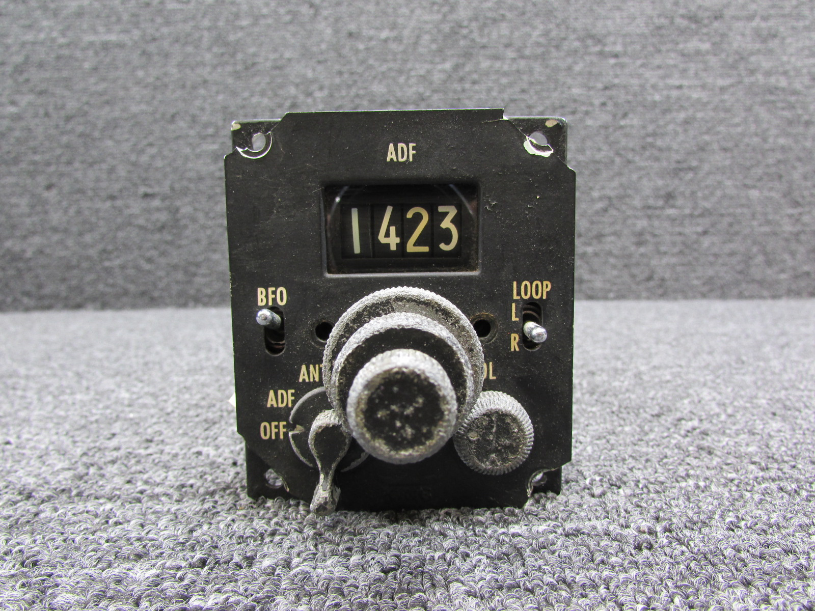 071-1033-00 King Radio KFS-580 Control ADF (Broken Face Mount and