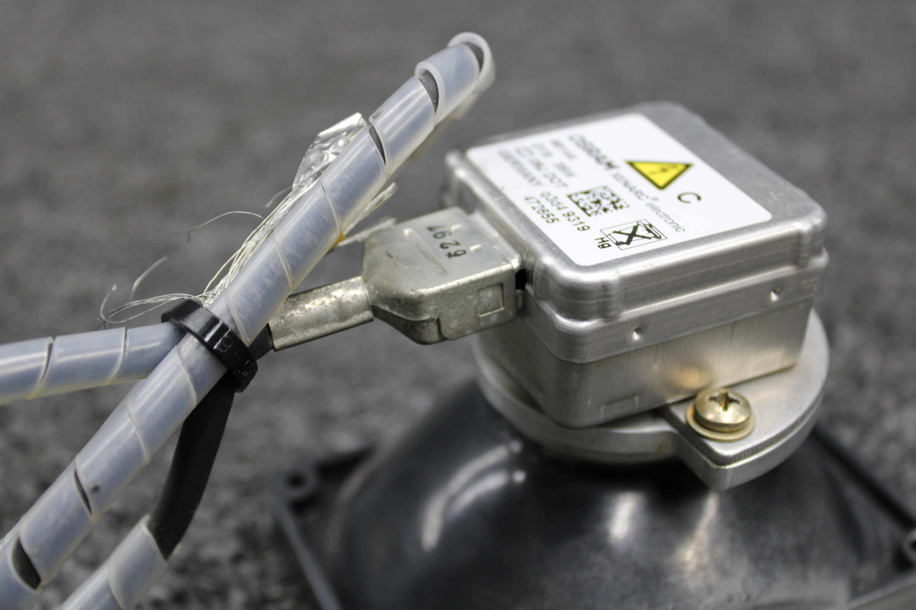 01-0770346-03 and 66144 Diamond DA40-180 Osram Landing Light