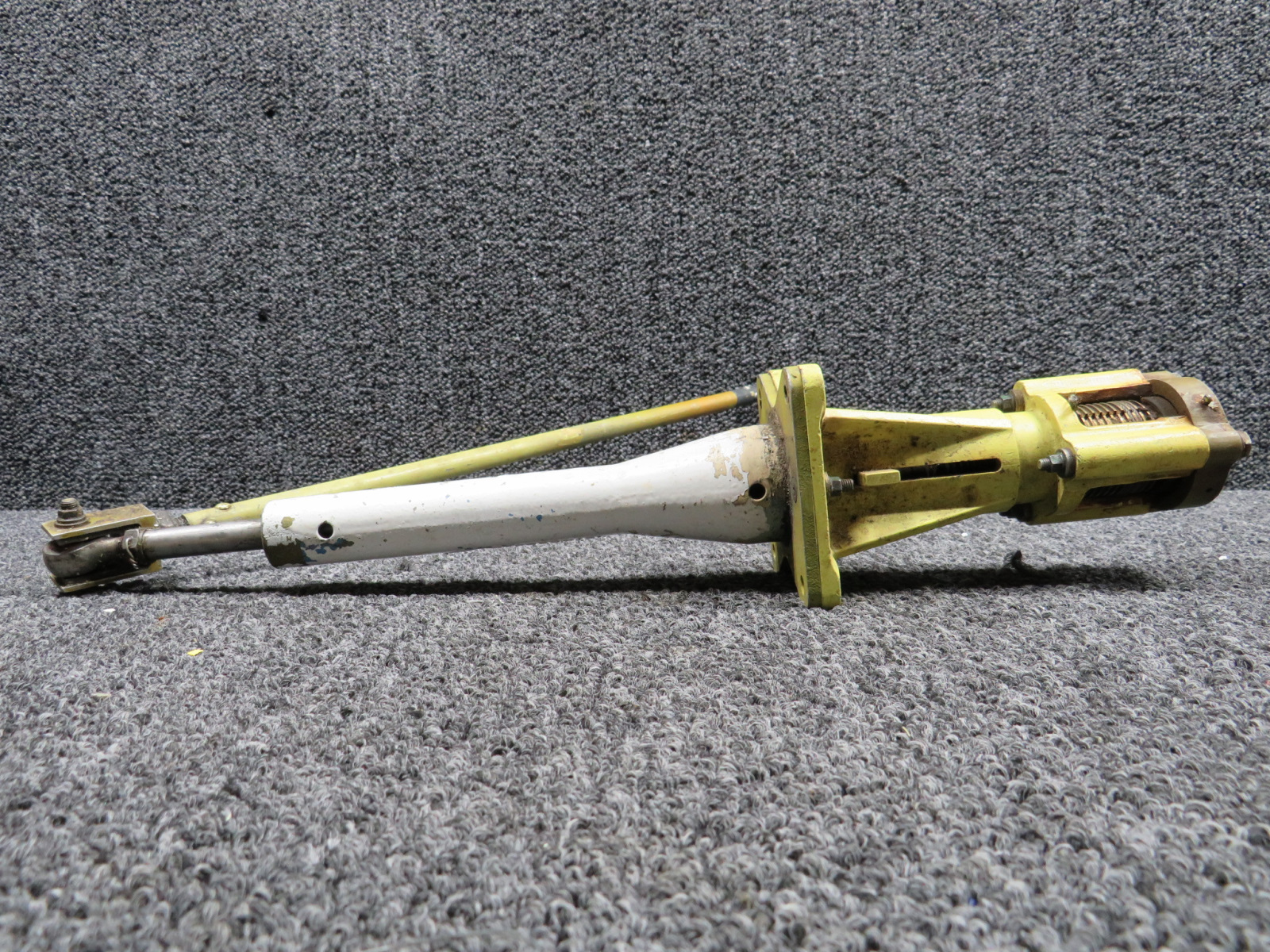 101-524079-3 Beechcraft Trim Actuator Rudder Has Rod Assembly