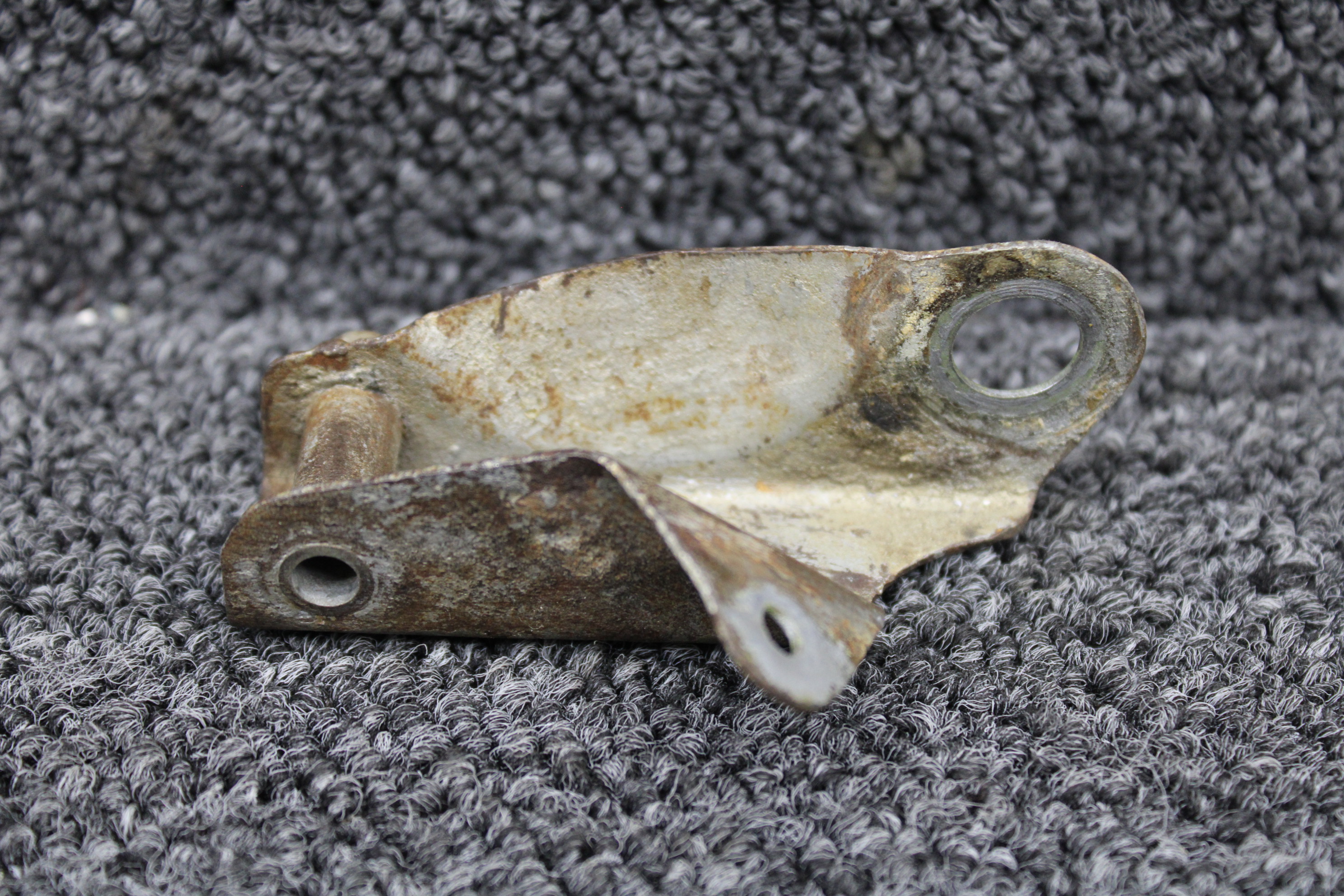 21068-001 (Use: 24842-001) Piper PA24 Main Gear Door Bracket Right