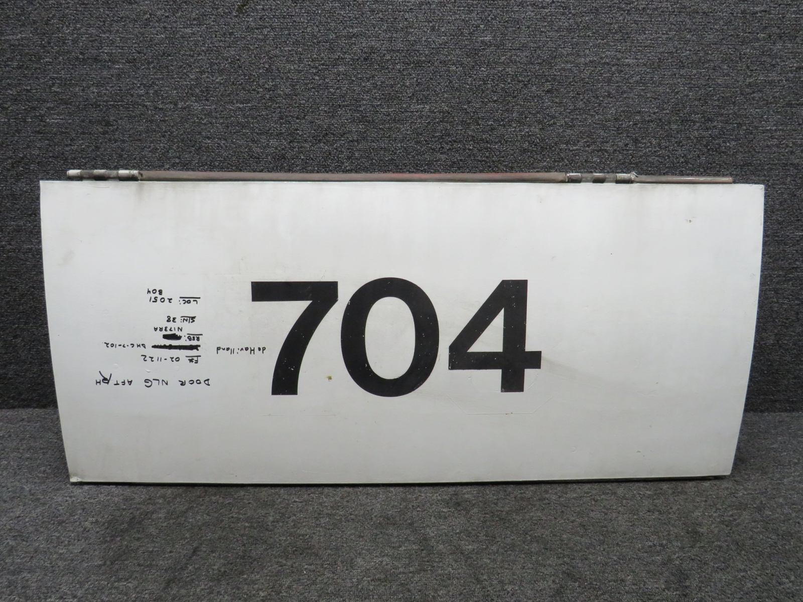 pourtoi79ページ 75280105-009 Dehavilland DHC-7-102 704 Nose Landing Gear Door