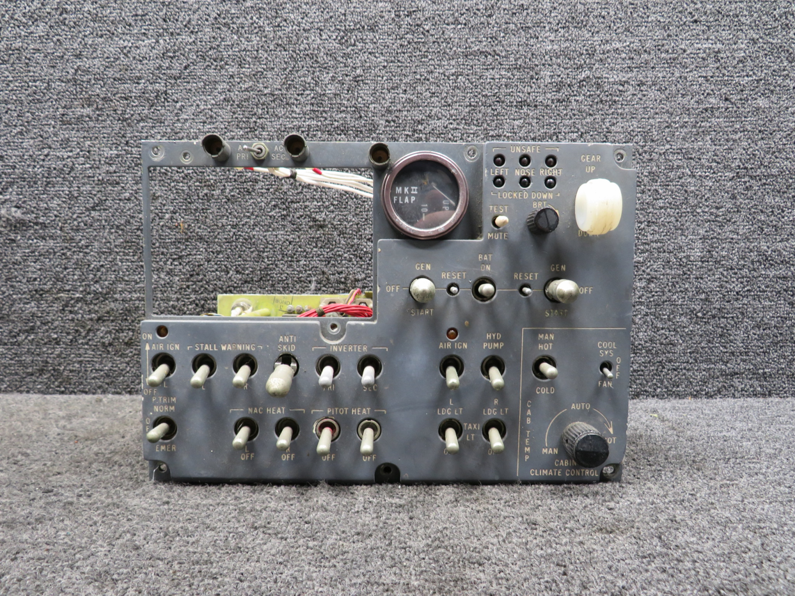 aknページ 2488384-2 Learjet L-25B Cabin Climate Control Breaker Panel