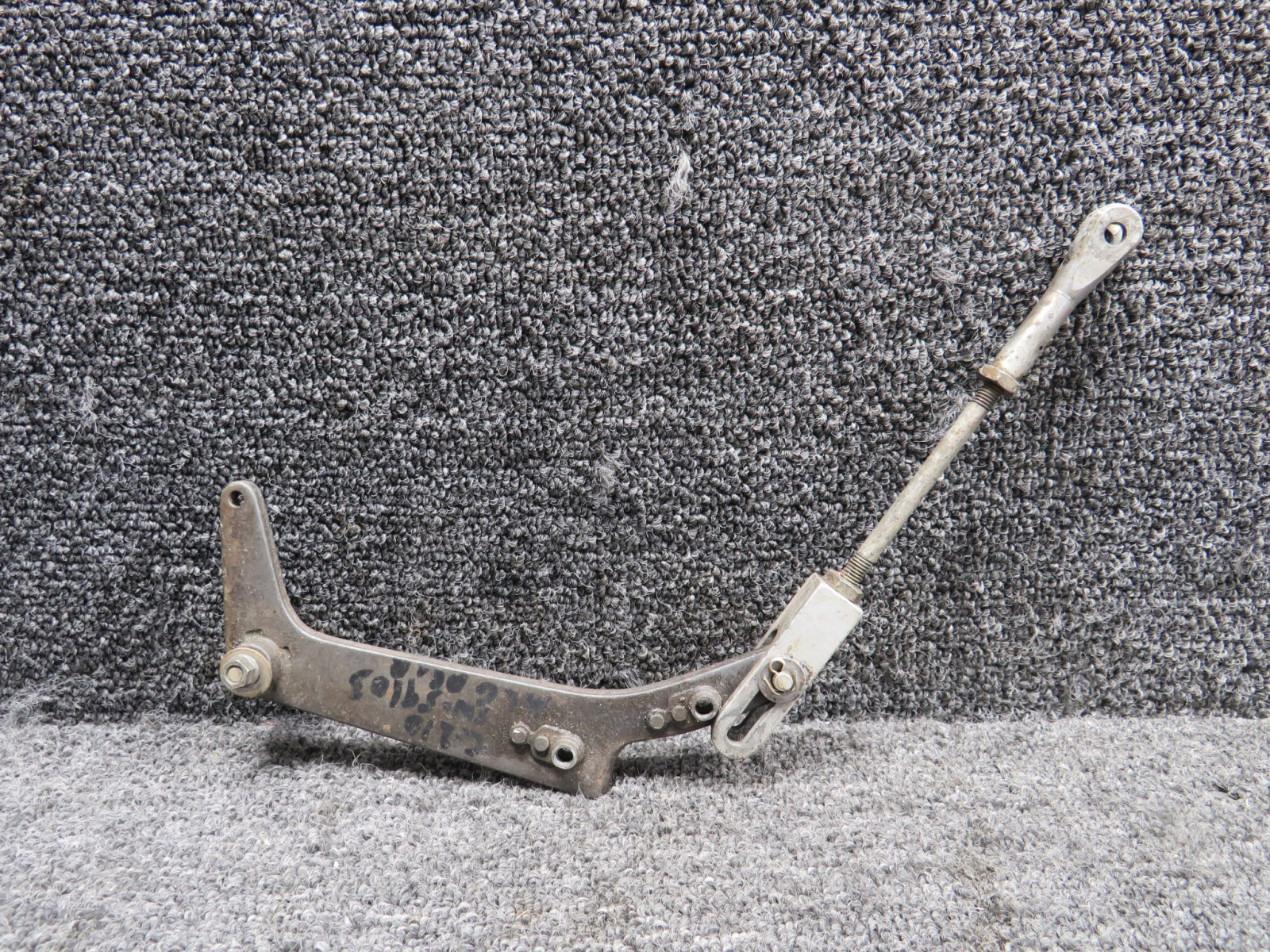 A110A2ページ 0541124-1 Cessna 182P Main Landing Gear Axle (Aluminum) (Chipped
