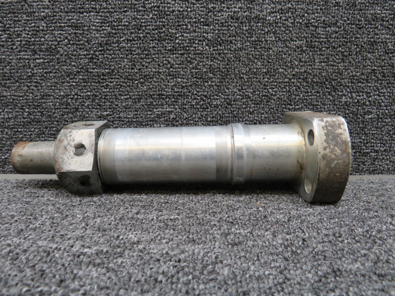 A.H.P.L ウレタンシケイダー 0541124 Cessna 172I Main Landing Gear Axle Assembly with Fairing