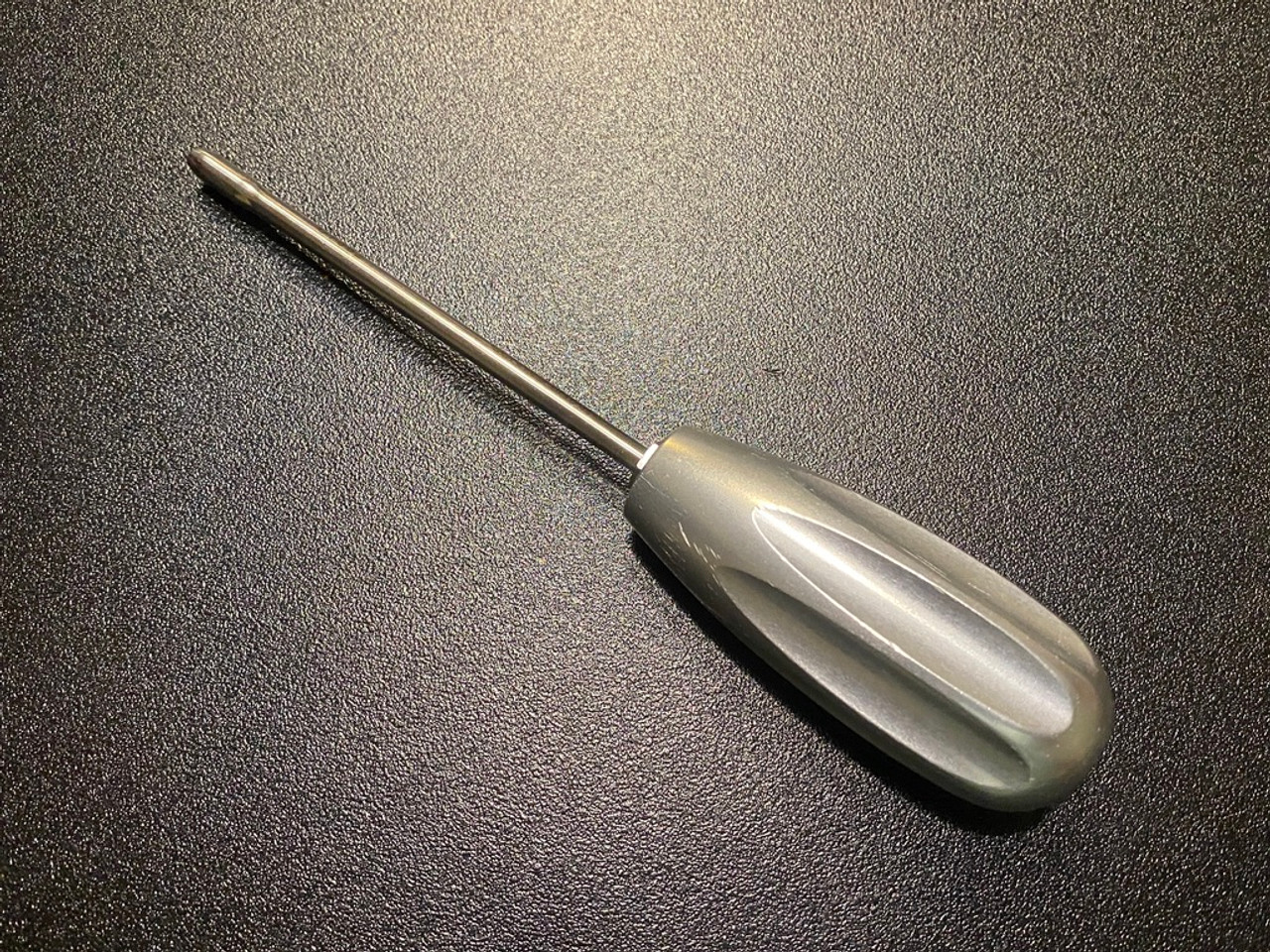 Handle photo of Conmed C7382 Gray Cannulated Obturator, 6mm X 85mm Handle photo of Conmed C7382 Gray Cannulated Obturator, 6mm X 85mm