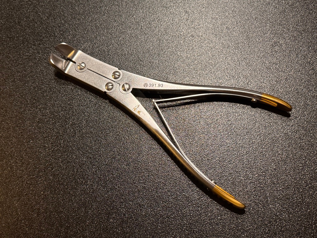Handle photo of Synthes 391.93 Angled Wire Cutter, TC, Large