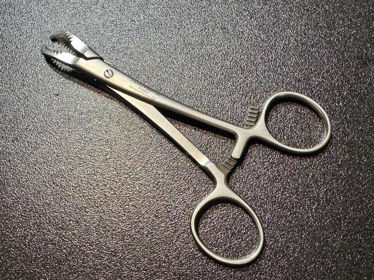 Handle photo of V. Mueller OS911-003 Lobster Claw Reduction Forceps, 5.5"