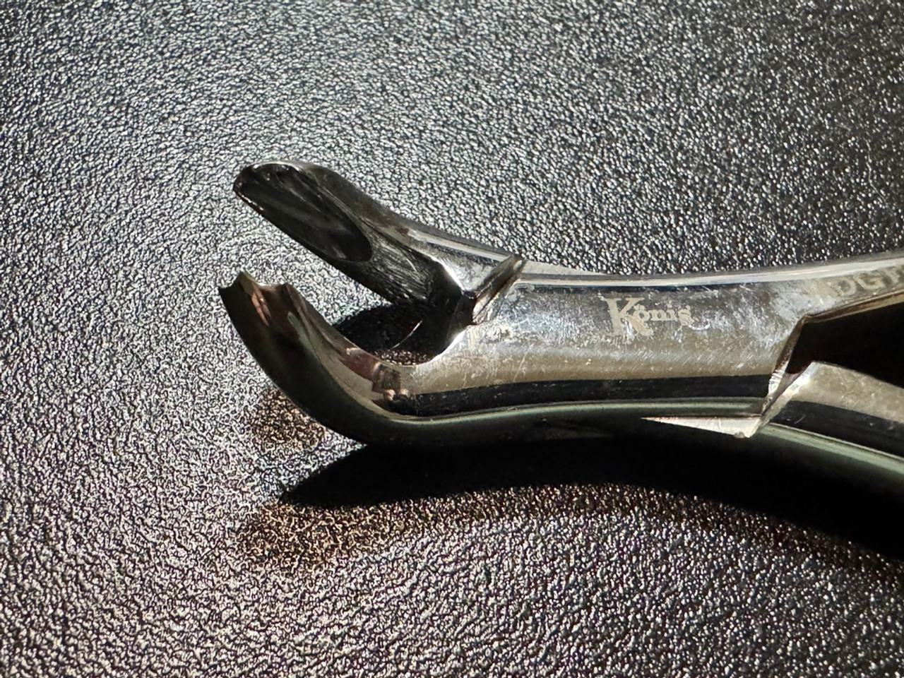 Jaw photo of Konig MDG1293166 Lower Molar 17 Extraction Forceps