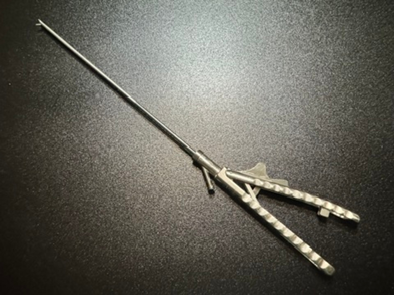 Top photo of Ethicon SRNH1 Laparoscopic Self-Righting Needle Holder, 5mm X 30cm