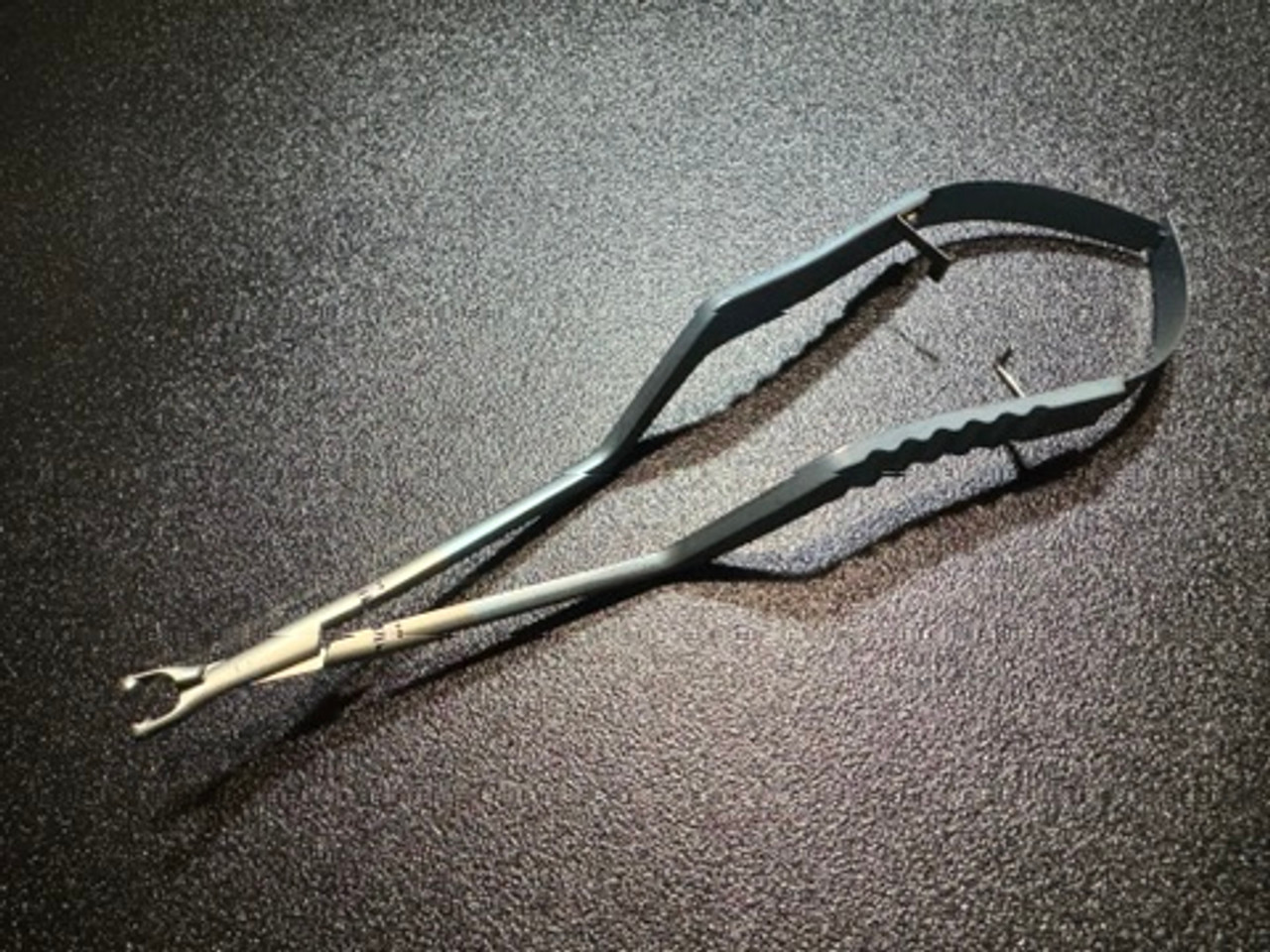 Photo of Aesculap FT412T Yasargil Standard Titanium Vario Aneurysm Clip Applier Photo of Aesculap FT412T Yasargil Standard Titanium Vario Aneurysm Clip Applier