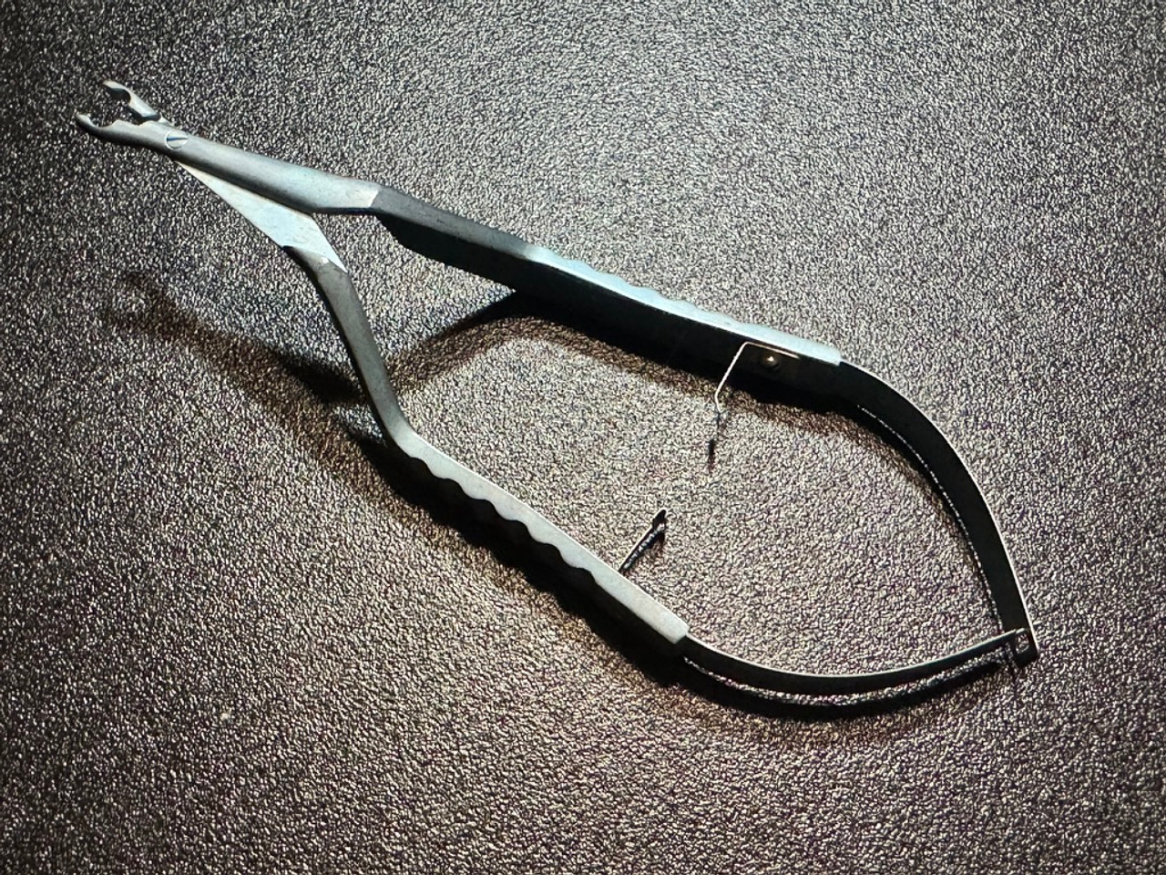 Handle photo of Aesculap FT480T Titanium Yasargil Standard Clip Applier, STR, 50mm Handle photo of Aesculap FT480T Titanium Yasargil Standard Clip Applier, STR, 50mm