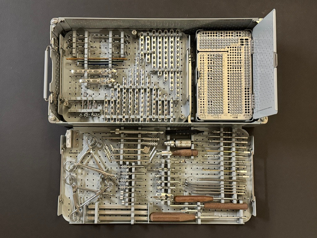 Open photo of Synthes 105.434 LCP Locking Small Fragment Instrument and Implant Set