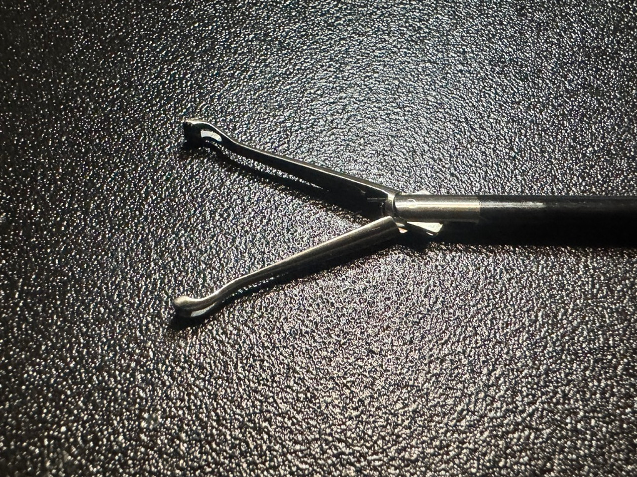Jaw photo of Jarit 625-147LL Laparoscopic Roto-Lok Babcock Forceps, 5mm X 37cm