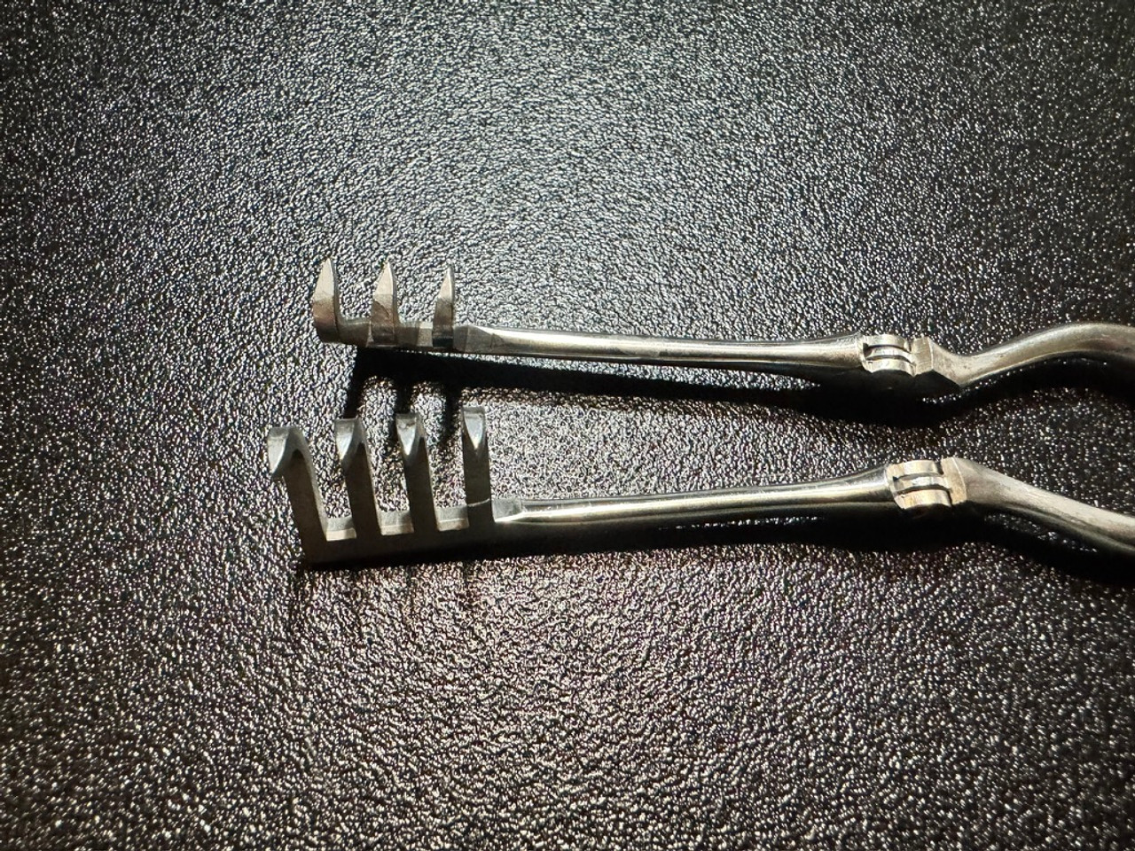 Prong photo of V. Mueller SU3195 Beckman Retractor , Sharp, 6.75"