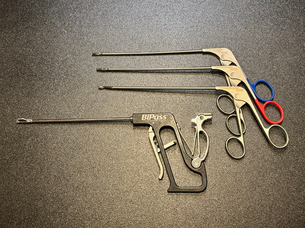 Suture passer photo of Smith & Nephew 72202503 ELITE PREMIUM II Shoulder Arthroscopy System