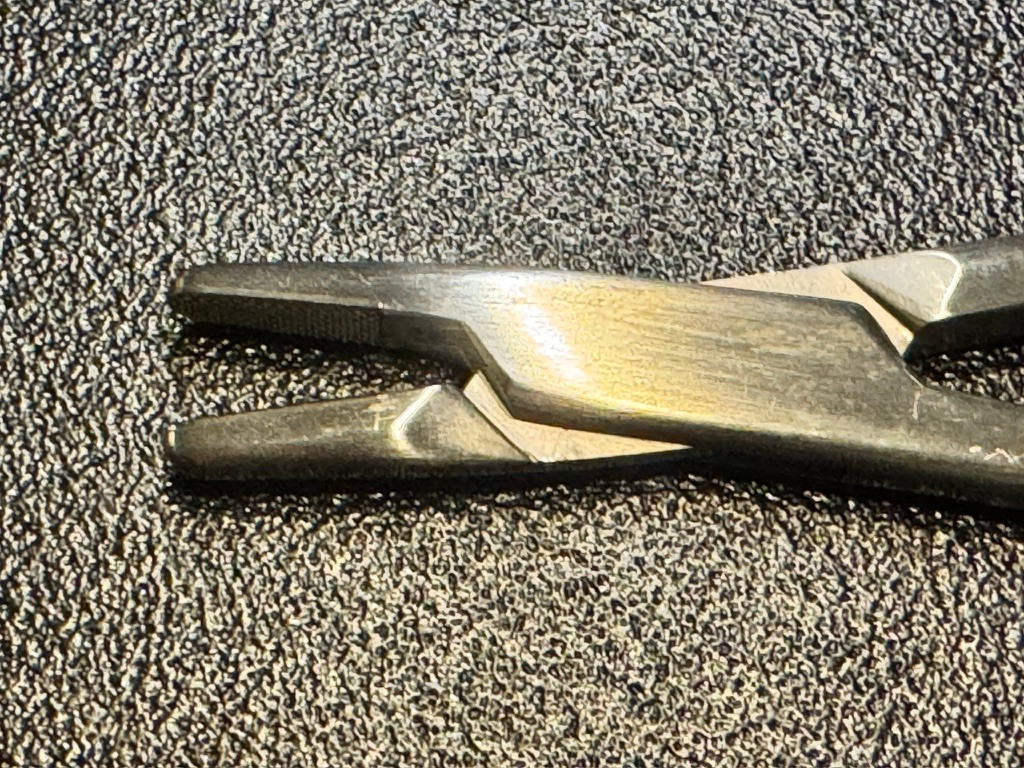 Jaw photo of Jarit 121-257 Carb-Bite Wire Twister Needle Holder, 6"