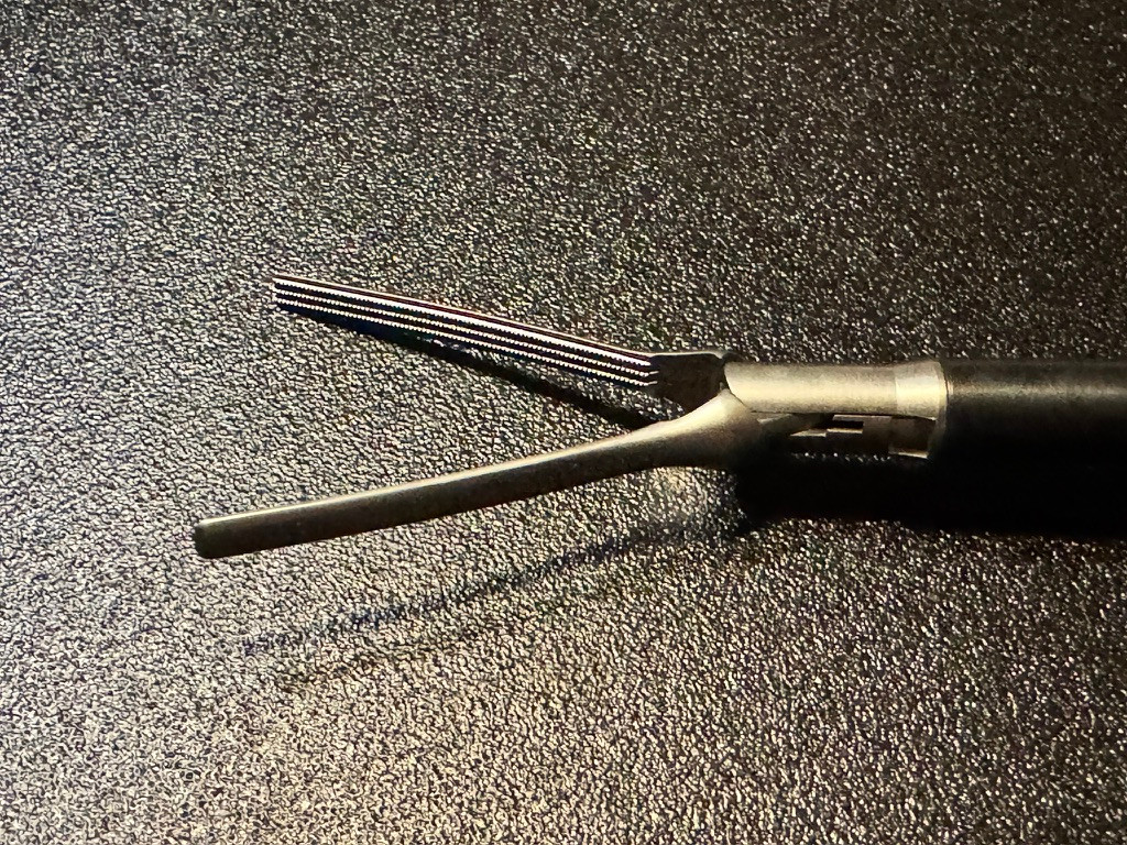 Jaw photo of Aesculap PM172R Laparoscopic DeBakey Clamp, STR, Modular, 10mm X 22cm