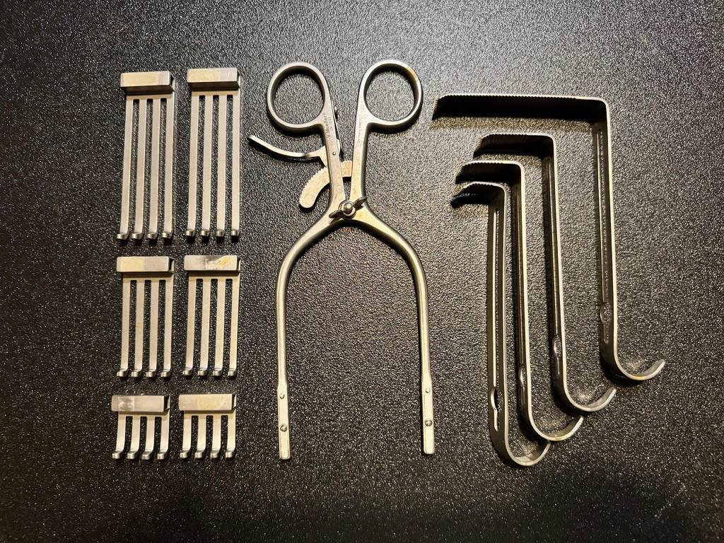 Photo of V. Mueller CH1030 Henly Retractor Set