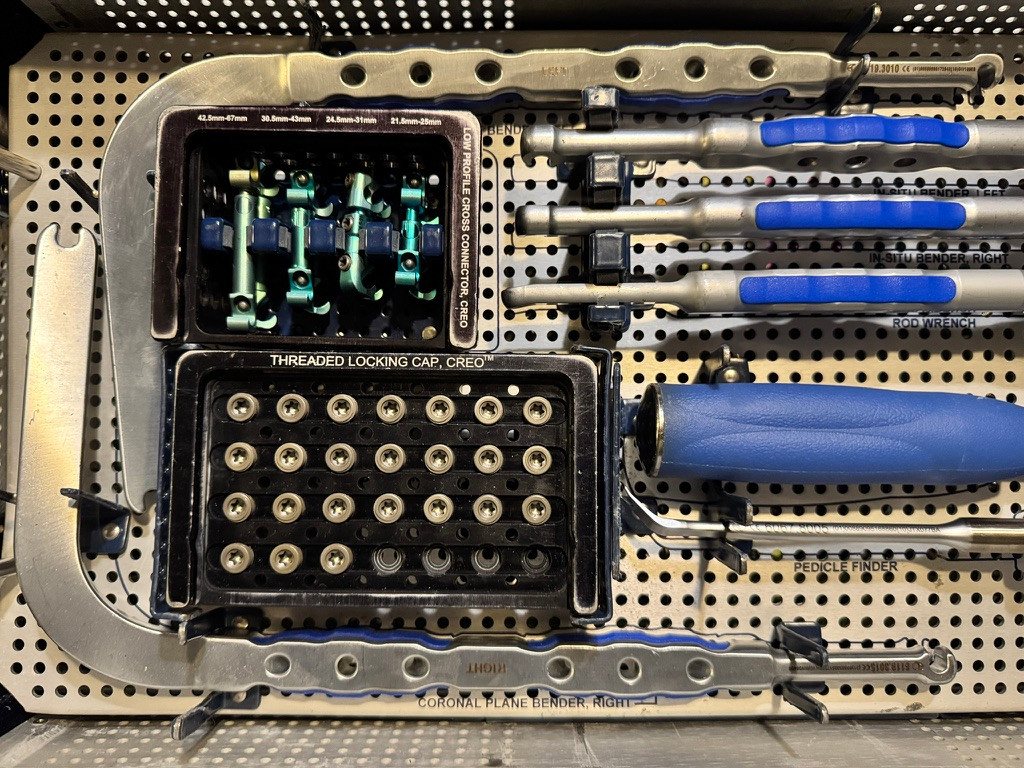 Cross connector photo of Globus 9120.0003 CREO Threaded Deformity Implant & Instrument Set