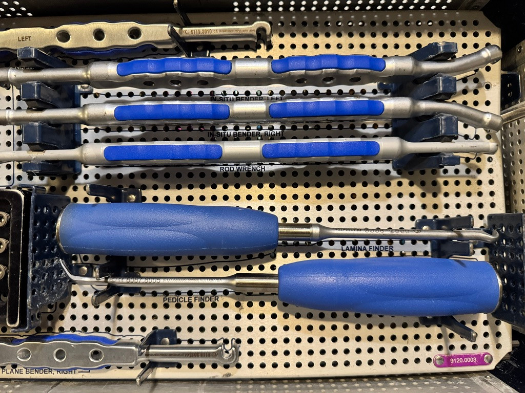 Middle tray instrument photo of Globus 9120.0003 CREO Threaded Deformity Implant & Instrument Set