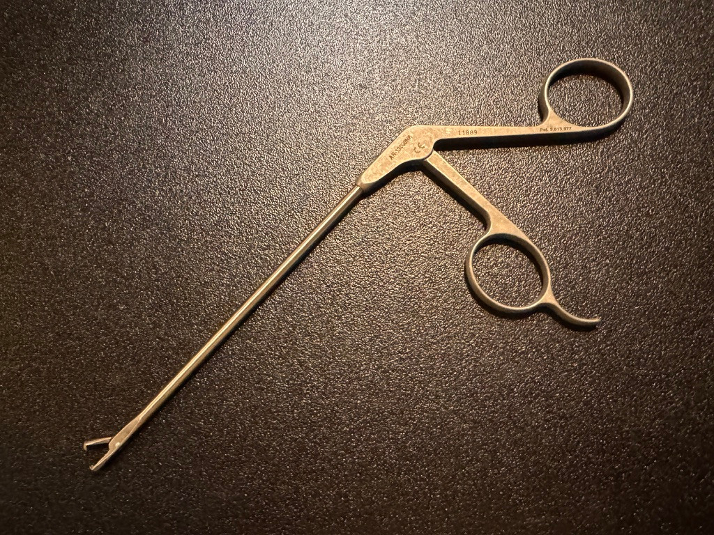 Arthrex AR-13600NR Arthroscopic Alligator Hook Tip Grasper