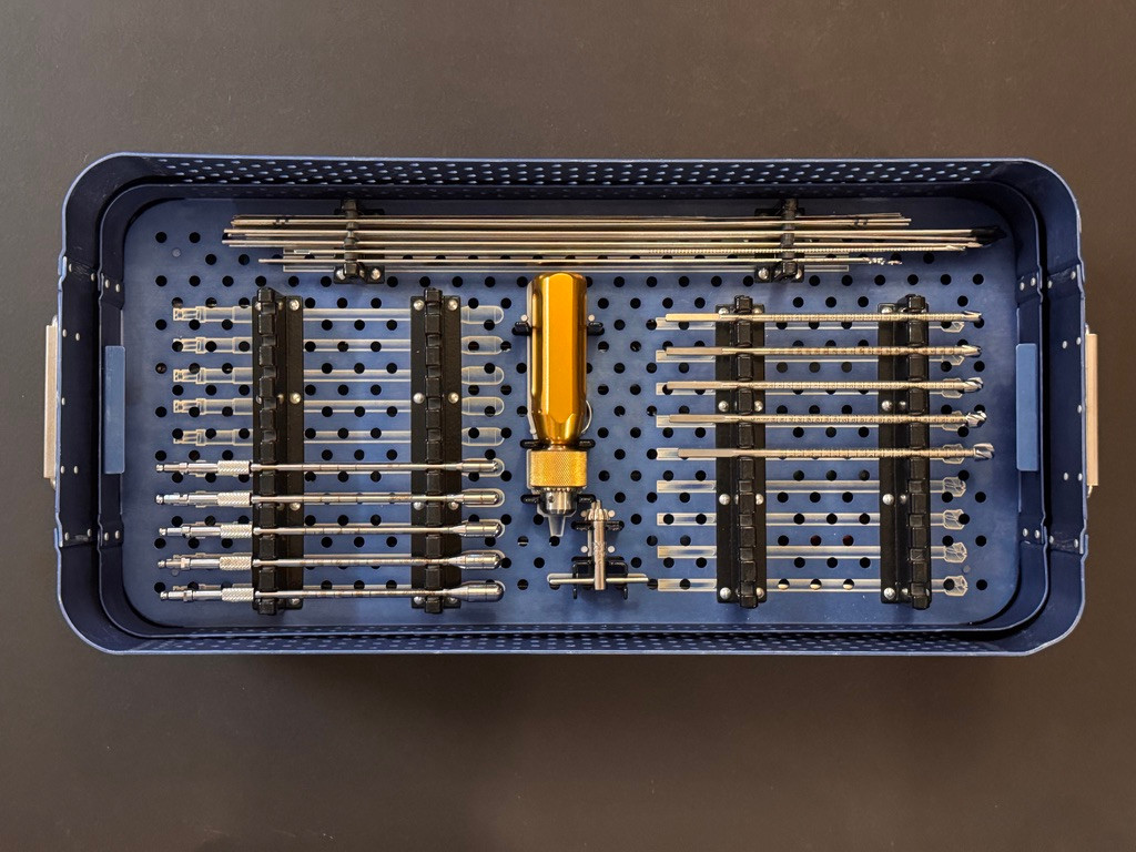 Middle tray photo of Arthrex AR-1900C ACL Cruciate ToolBox Instrument Set
