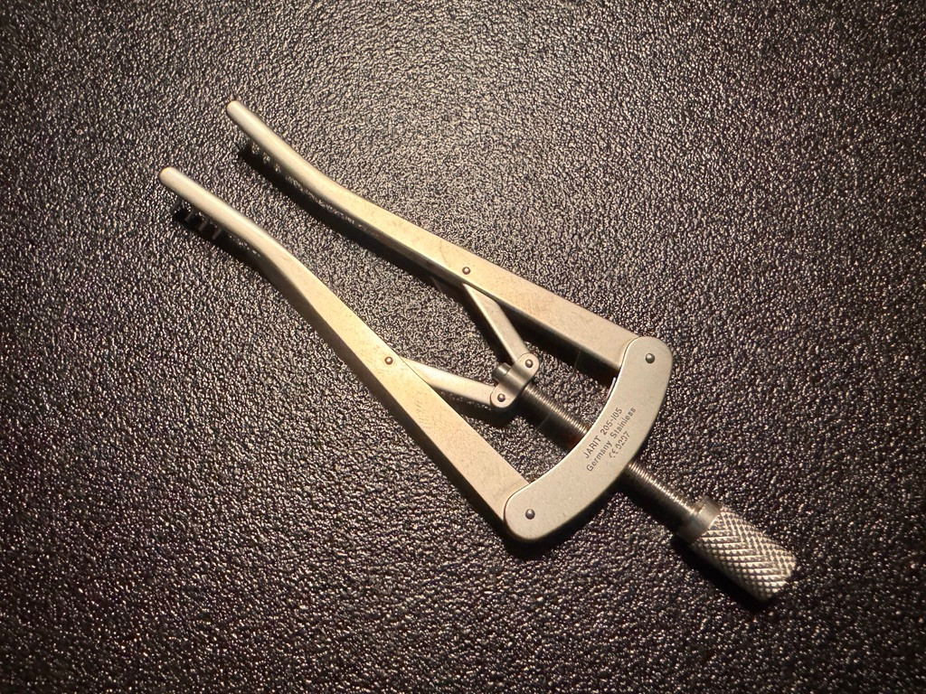 Back photo of Jarit 205-105 Alm Retractor, 4"