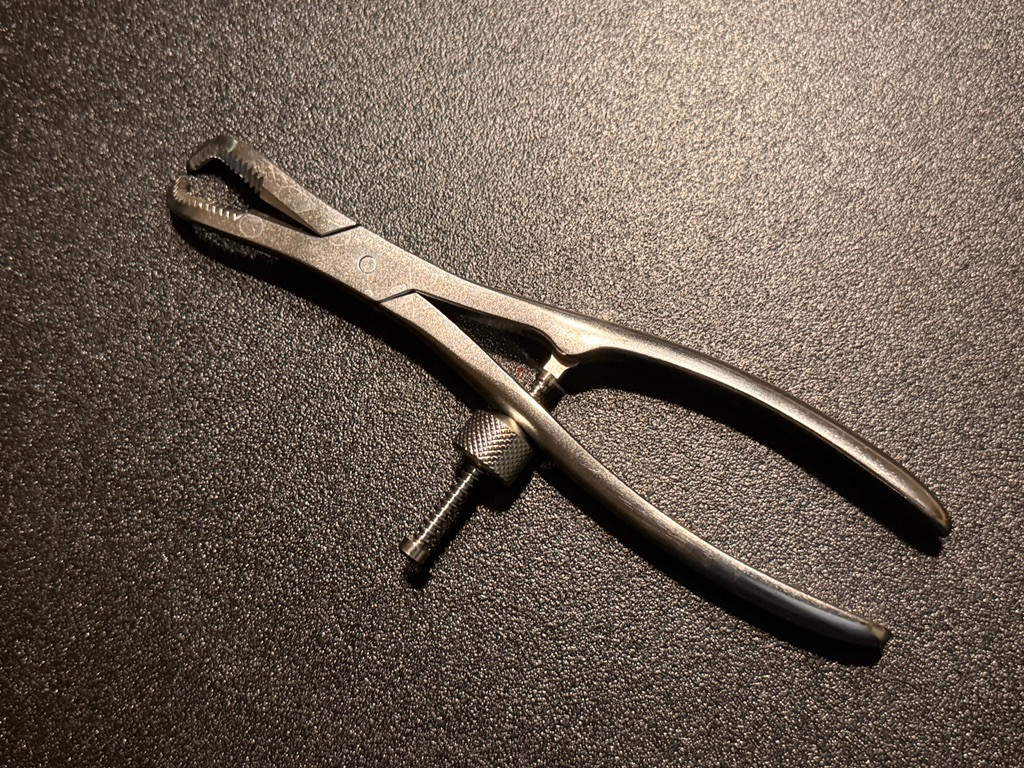 Handle photo of Synthes 399.06 Reduction Forceps, Serrated, Speed Lock, 180mm