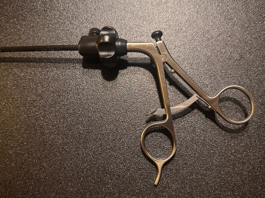 Handle photo of Stryker 250-080-310 Laparoscopic Atraumatic  Grasper, 5mm X 33cm
