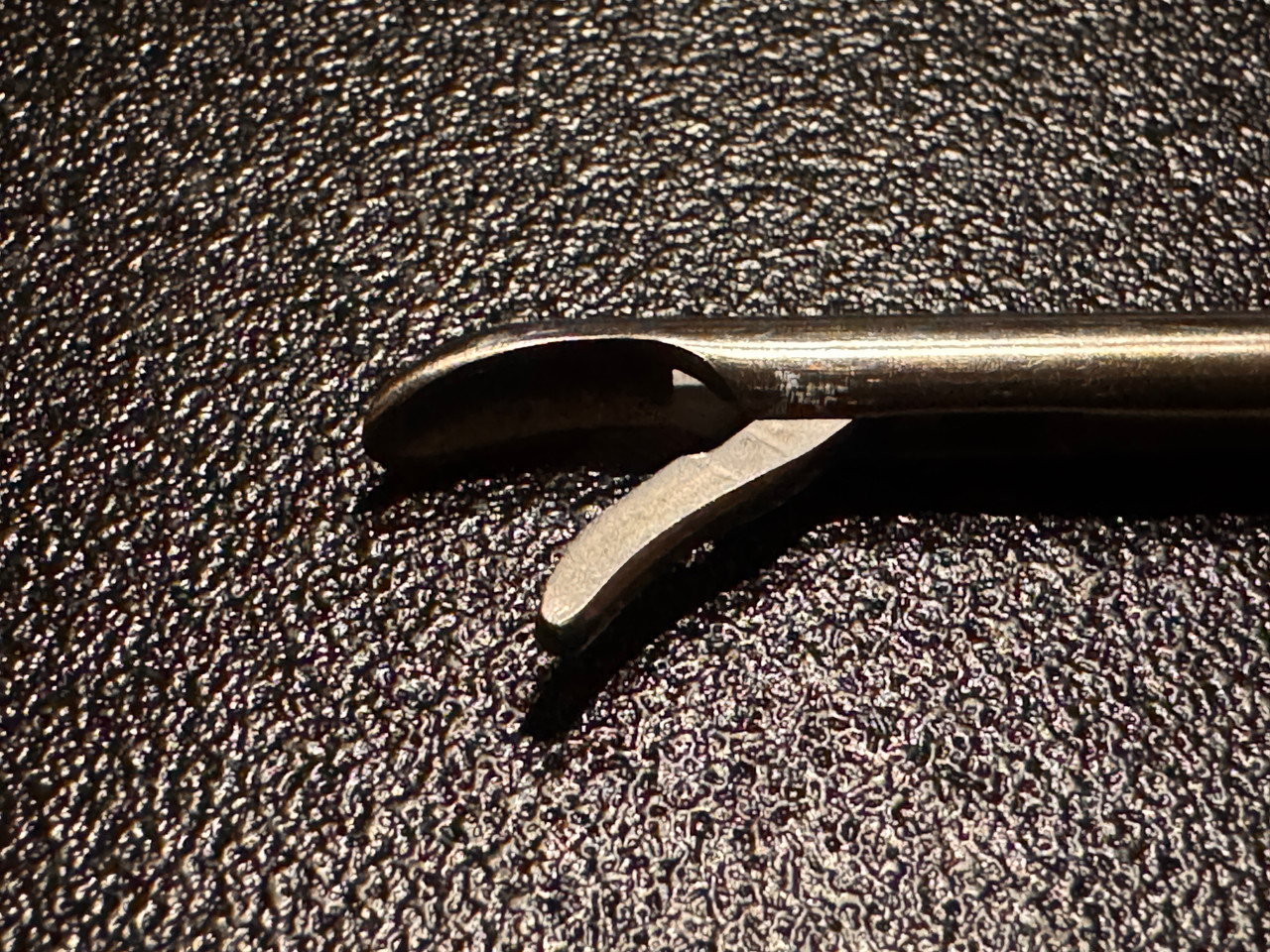 Jaw photo of Jarit 600-266 Laparoscopic Romeo Self-Righting Needle Holder, 5mm X 32cm