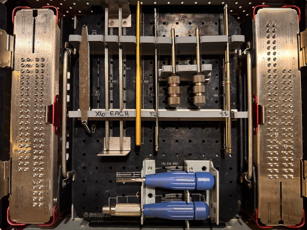 Top tray photo of Synthes 01.226.032 2.4mm and 3.0mm Headless Compression Screw Instrument Set