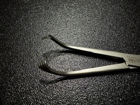 Jaw photo of Aesculap OM612R White Tonsil Seizing Clamp, 7"