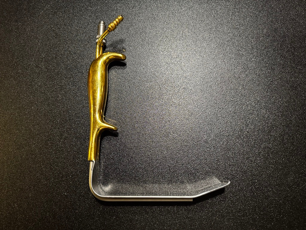 Vertical photo of Aesculap MG506R Tebbetts Fiber Optic Retractor w/ Suction 150mm X 30mm