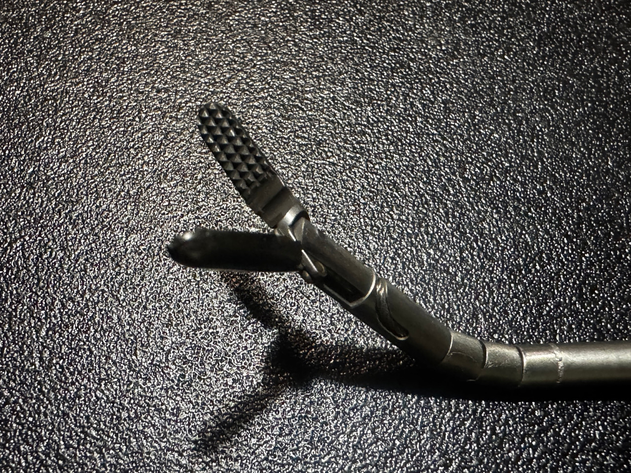 Jaw photo of Snowden-Pencer 89-0508 Laparoscopic Diamond Jaw Articulating Grasper, 40°, 5mm X 34cm