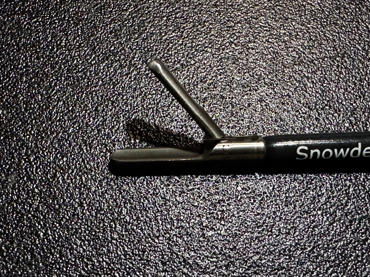 Jaw photo of Snowden-Pencer SP98-8327 Laparoscopic Mayfield Flip Needle Holder, 5mm X 36cm