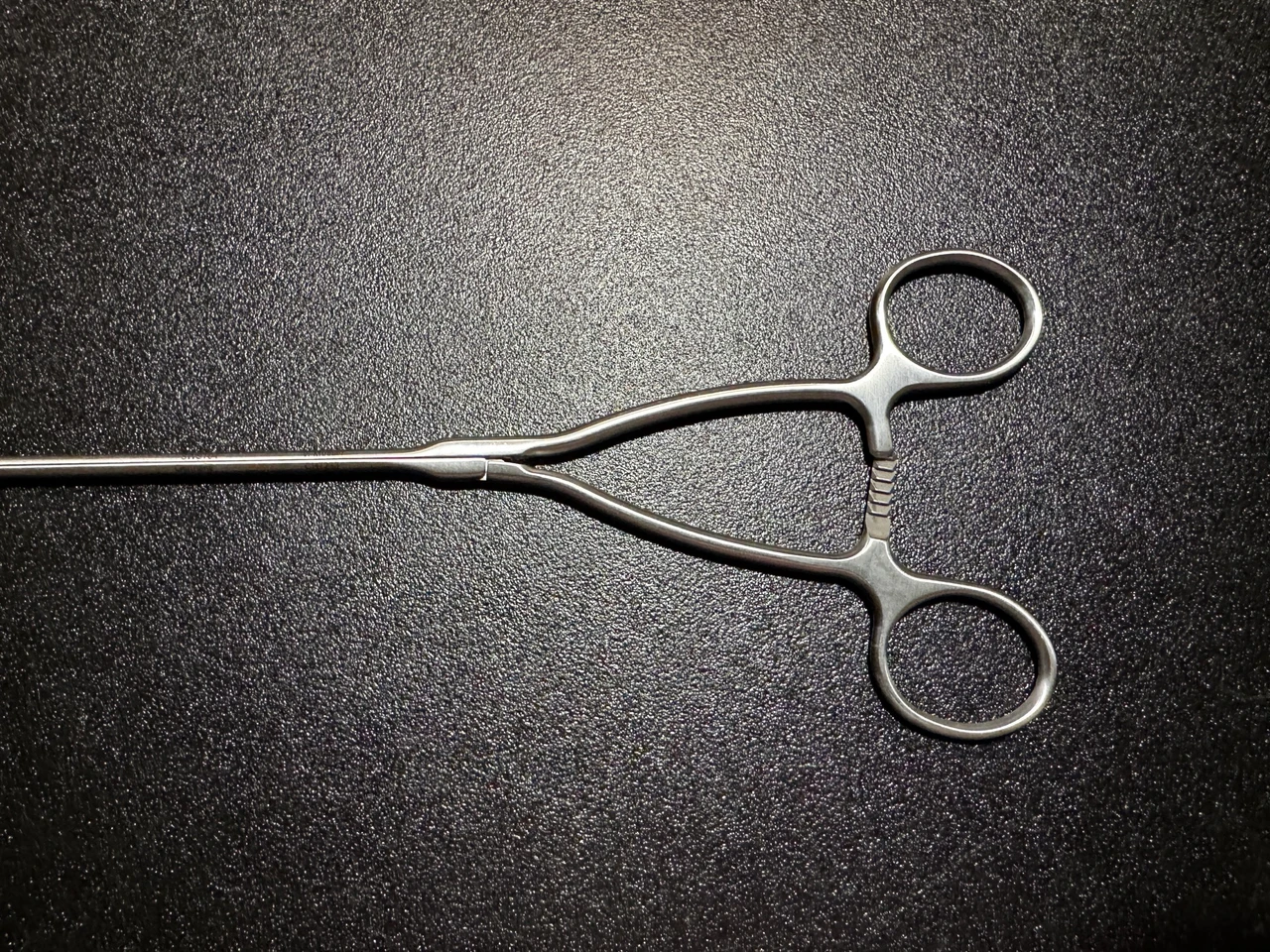Handle photo of V. Mueller CH7233 Thoracoscopic DeBakey Clamp, 60mm Curve
