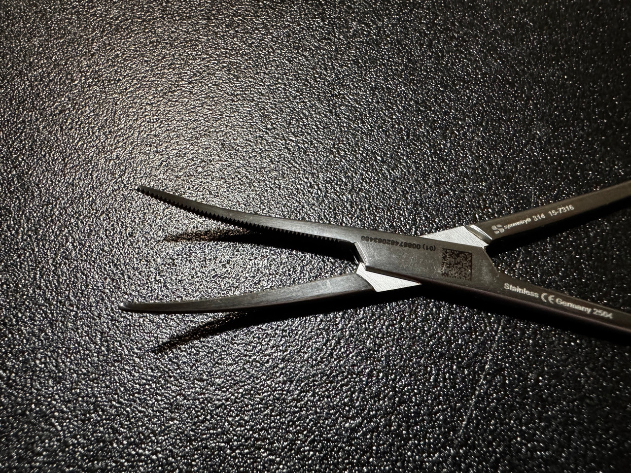 Jaw photo of Symmetry 15-7316 Crile Artery Forceps, CVD, 6.25" (New)
